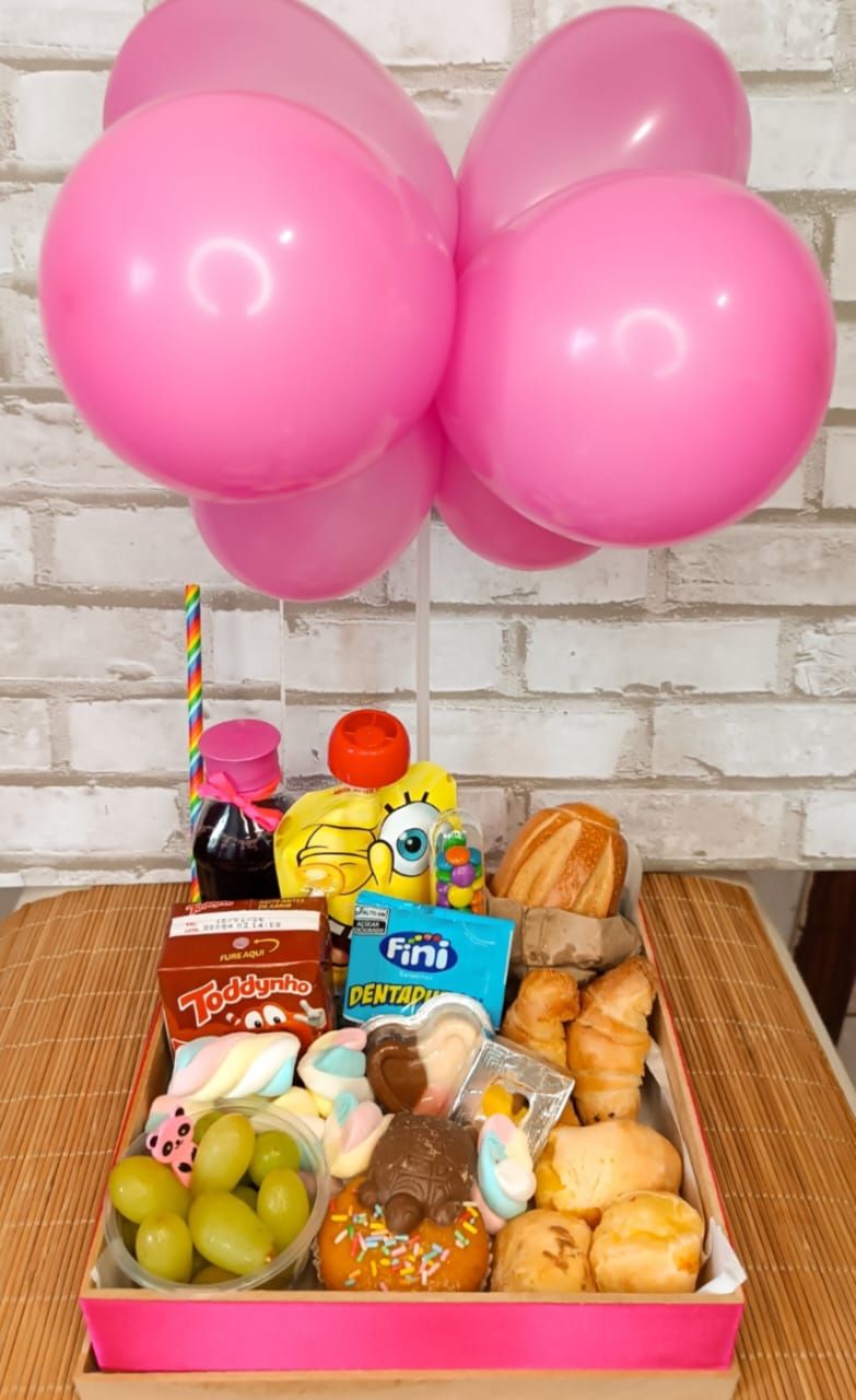 Cesta kids com guloseimas e balões rosa
